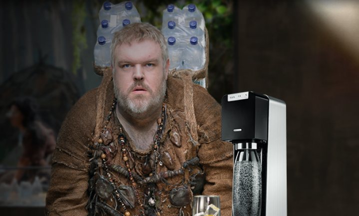 Filmpje bespot gebruik van plastic drankflesjes